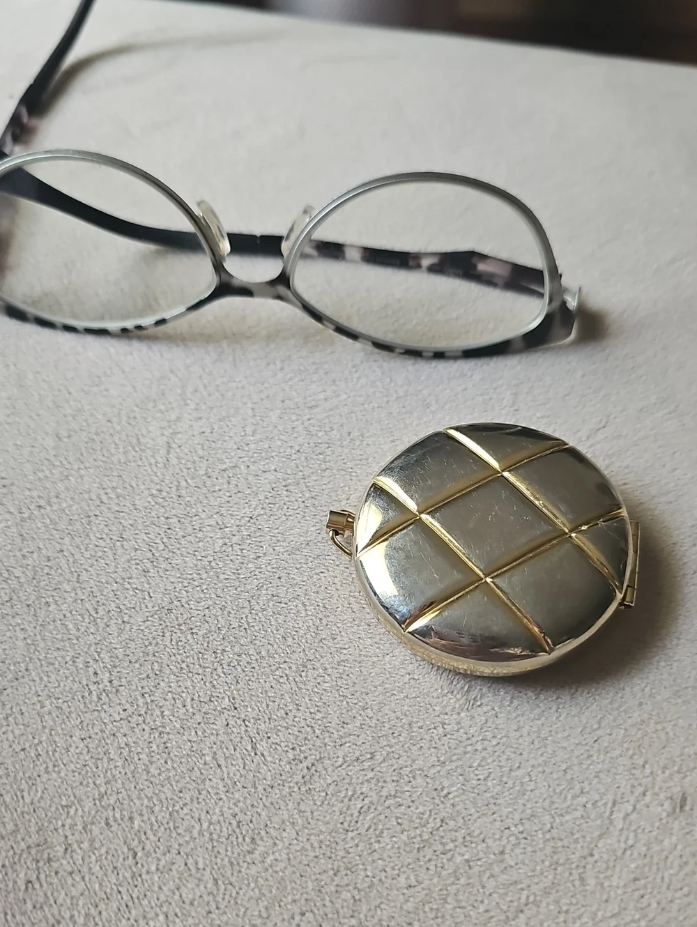 Estee LAUDER 2000s Quilted Round SMALL Compact  Powder Mirror  Accessories